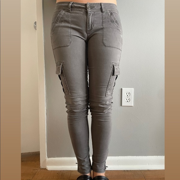 Hollister Skinny Utility Dad pants 🤍 - Picture 3 of 5